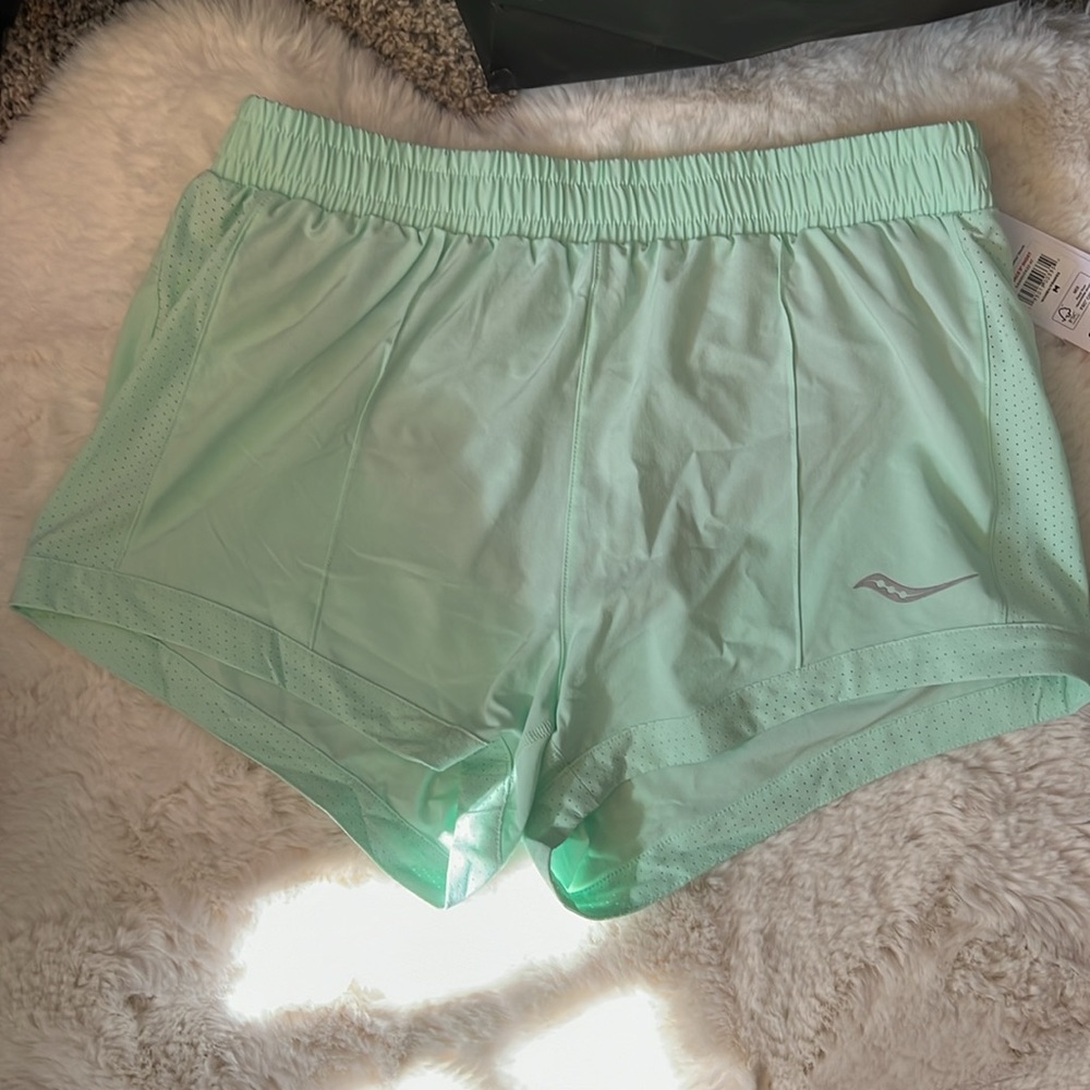 NEW Saucony Women's Medium Outpace 3" Shorts mint